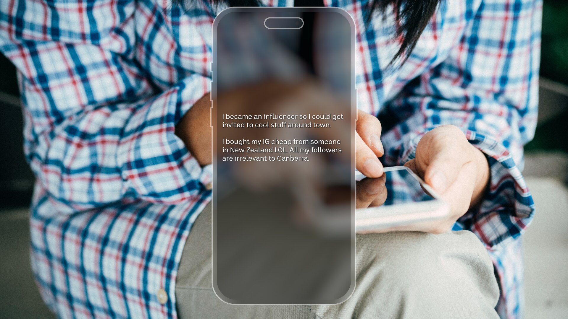 Una pantalla de teléfono con la confesión de un influencer de que su base de seguidores fue comprada por completo.