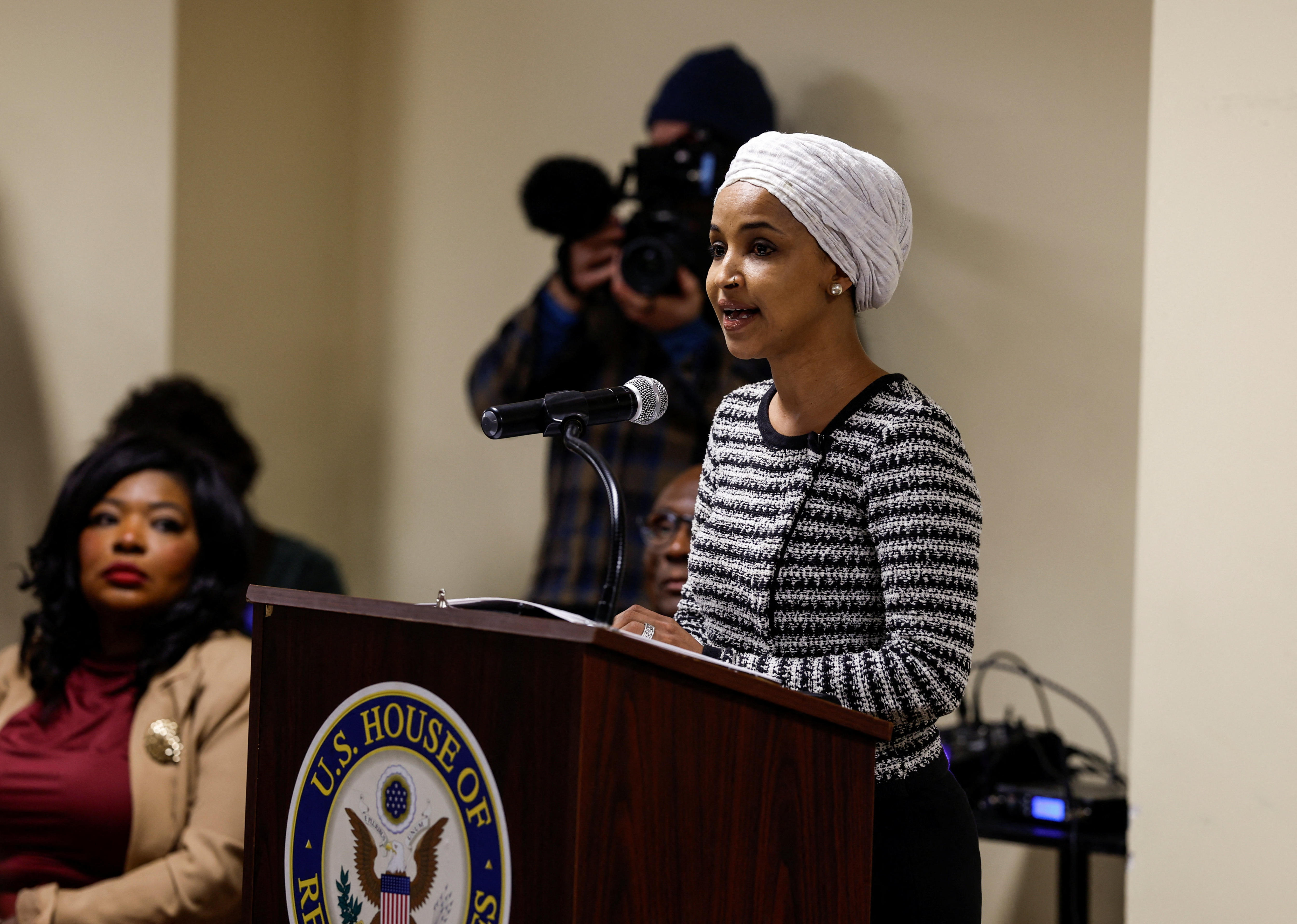 Illhan Omar está en un podio con un micrófono frente a él.