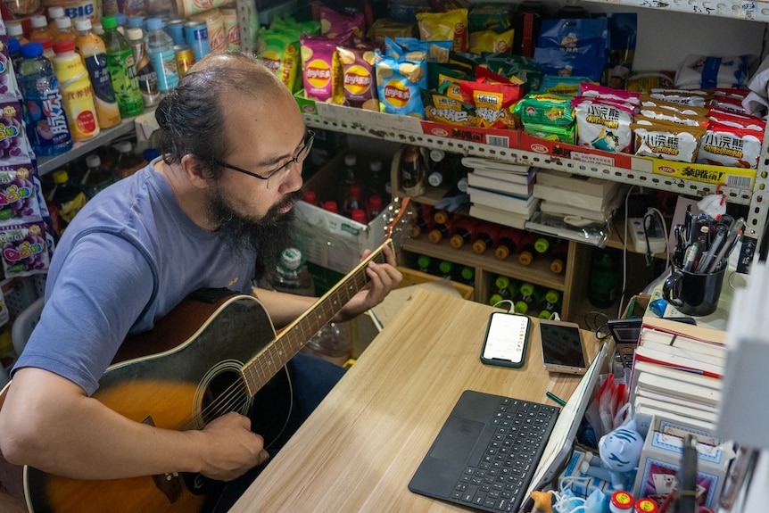 Li Chuang plays guitar.