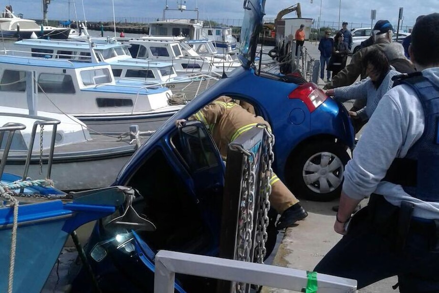 Car dangles off pier at Mordialloc