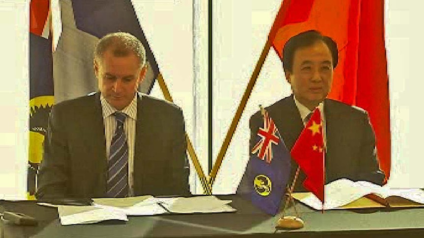 Jay Weatherill and the Chinese Ambassador sign the deal