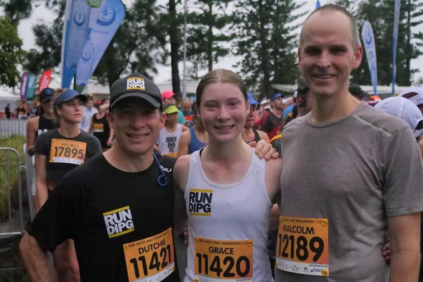 tres personas despues de la carrera