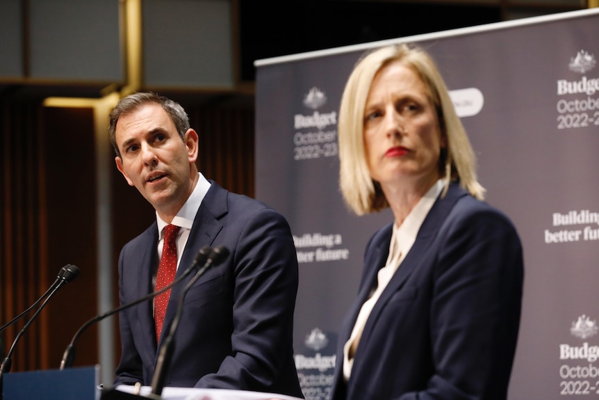 Jim Chalmers y Katy Gallagher en una conferencia de prensa el día del presupuesto