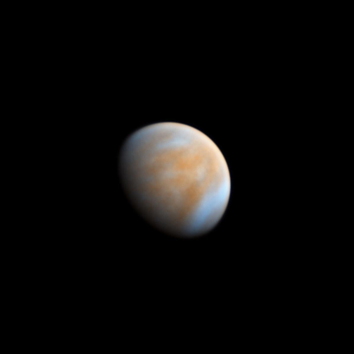 Imagen de Venus en colores infrarrojos sobre un fondo espacial negro.