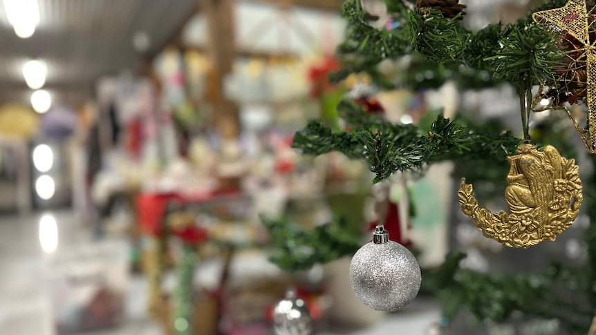 Les cadeaux écologiques et d’occasion gagnent en popularité pendant les fêtes de fin d’année, affirment les propriétaires de magasins d’occasion