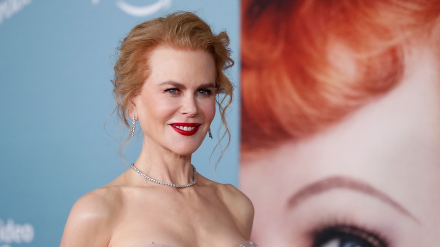 Nicole Kidman poses for cameras on red carpet.
