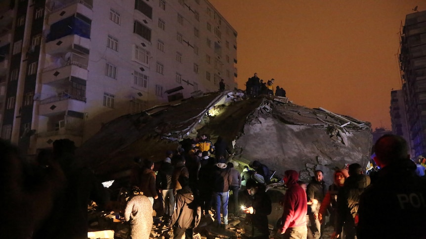 People search through the rubble following an earthquake in Diyarbakir, Türkiye 