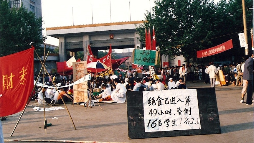 thumbnail_Hunger-strike-in-front-of-Hunan-provincial-govt-HQ
