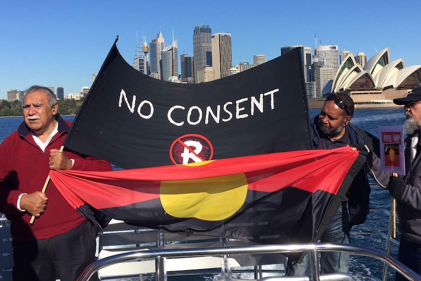 Anti constitutional reform protesters arrive at Kirribilli by Ferry