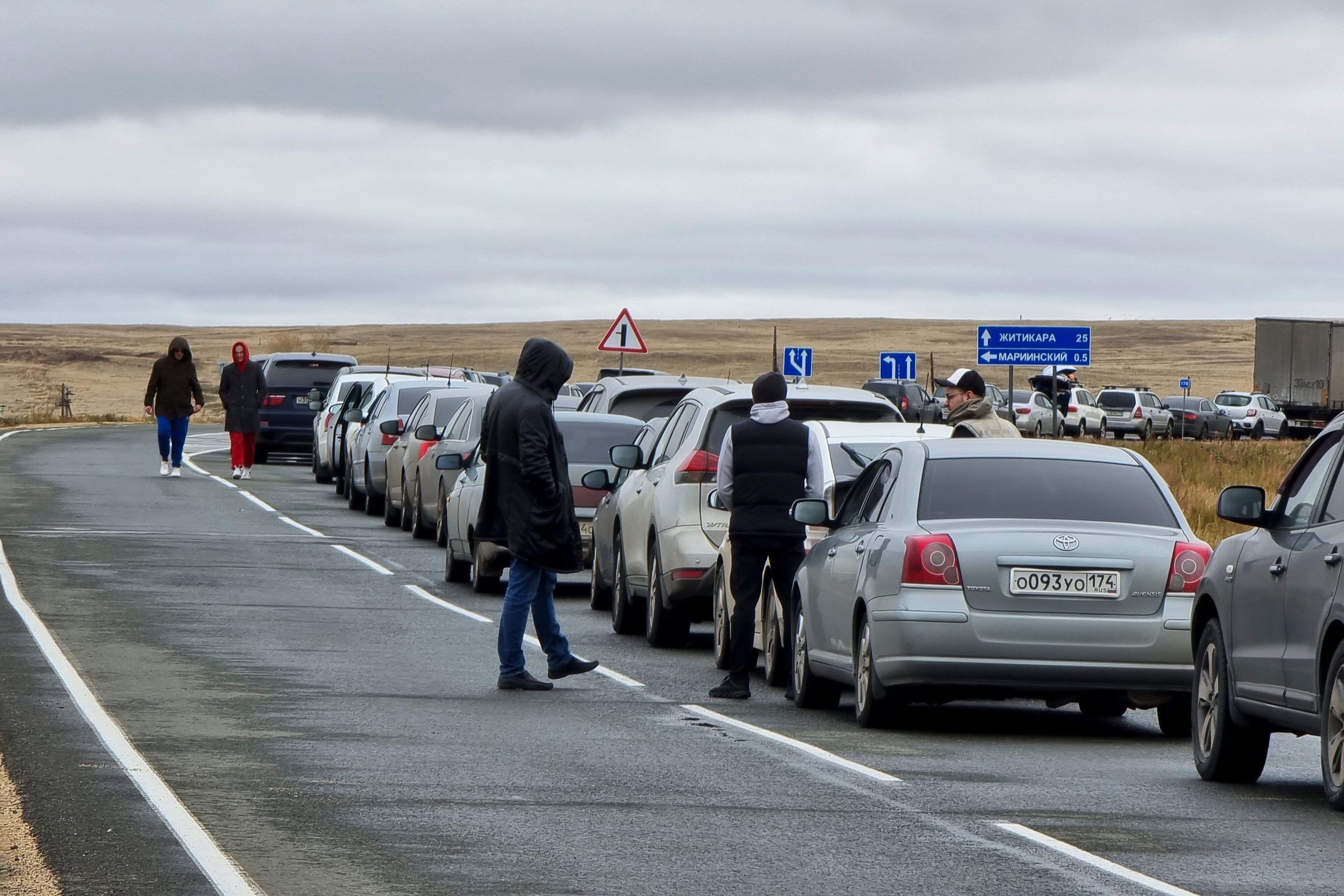 Russians queuing at the border with Kazakhstan