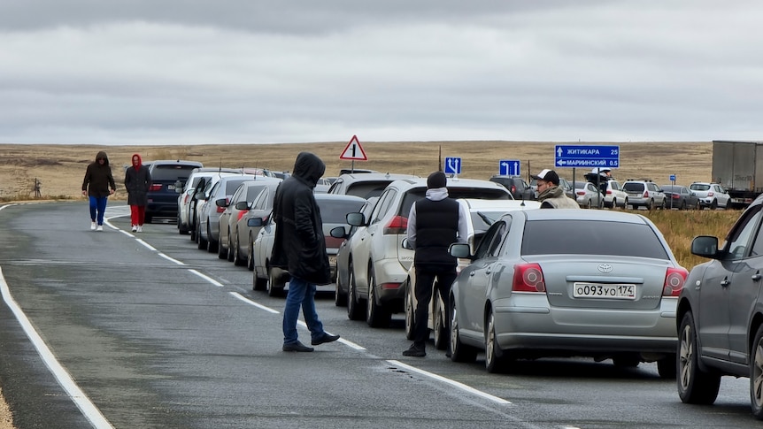 Russians queuing at the border with Kazakhstan