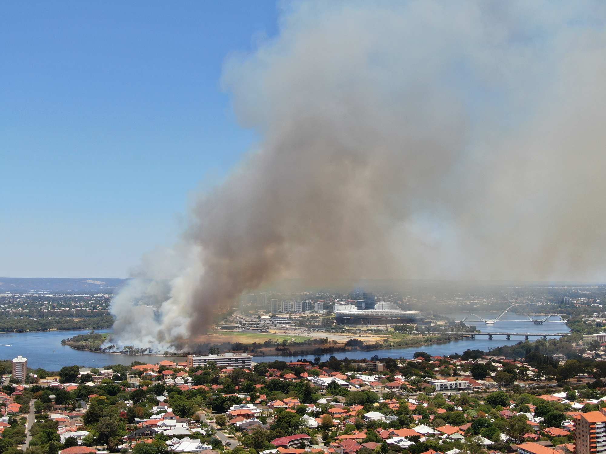 Perth bushfire emergency warning extends to Two Rocks, Guilderton after