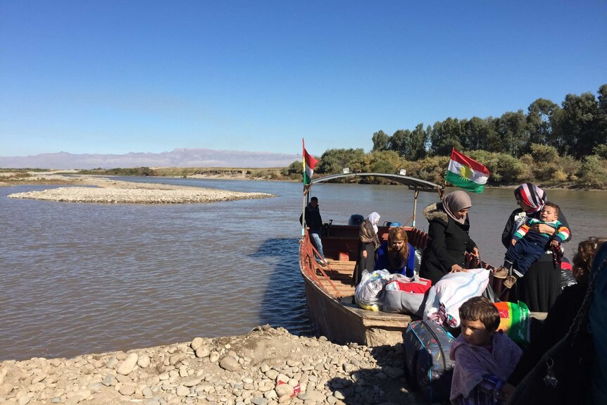 Kurds cross the Tigris river