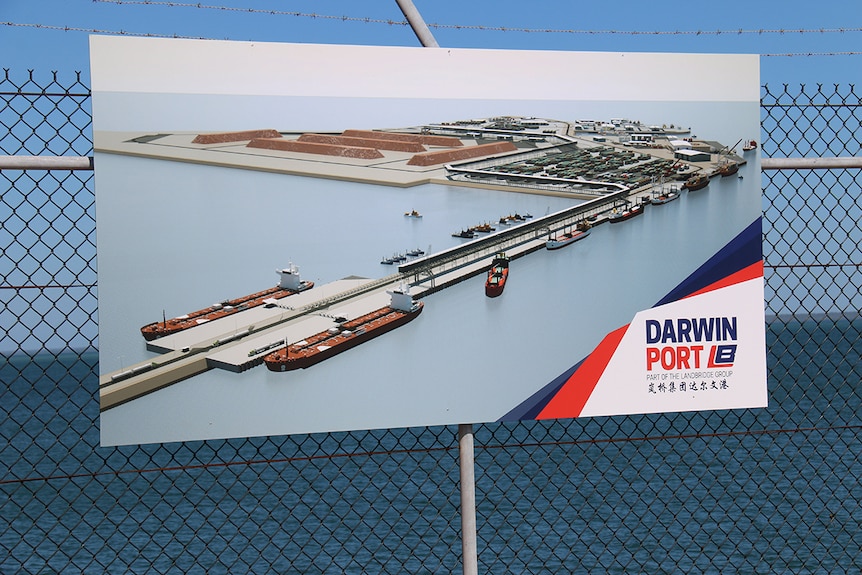 达尔文东臂码头的一幅告示牌显示这是中国公司岚桥集团的一部分。