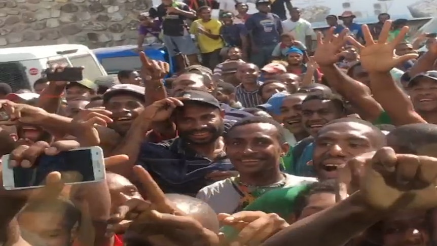 Huge crowd greets Australia's PM XIII rugby league team in Papua New Guinea