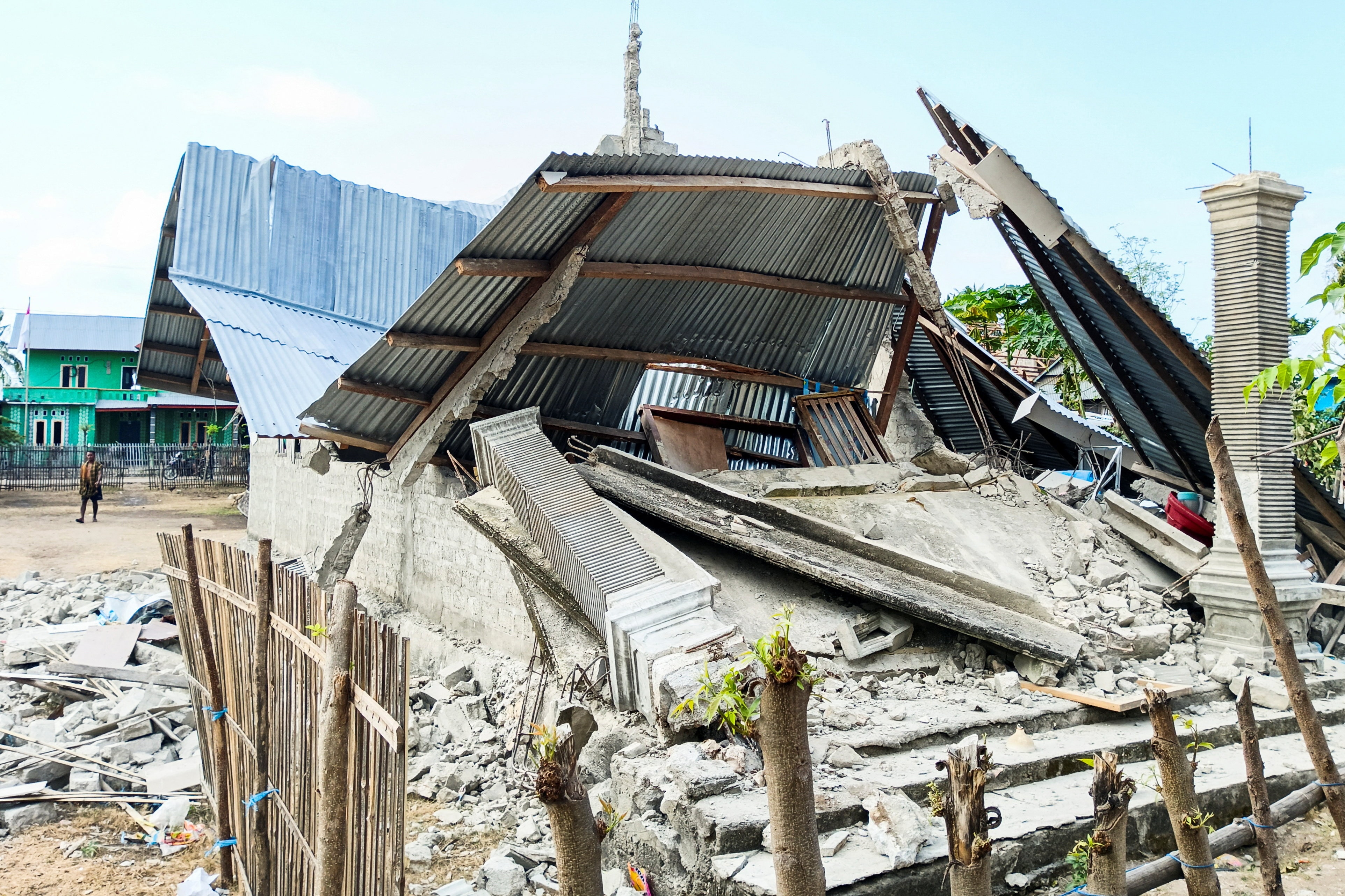 Thousands evacuate after quake kills at least 53 in Indonesia
