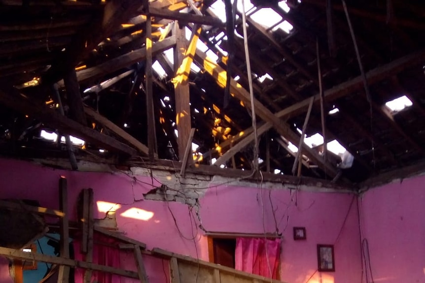 Kondisi rumah Melinda di Lombok yang runtuh pasca gempa.