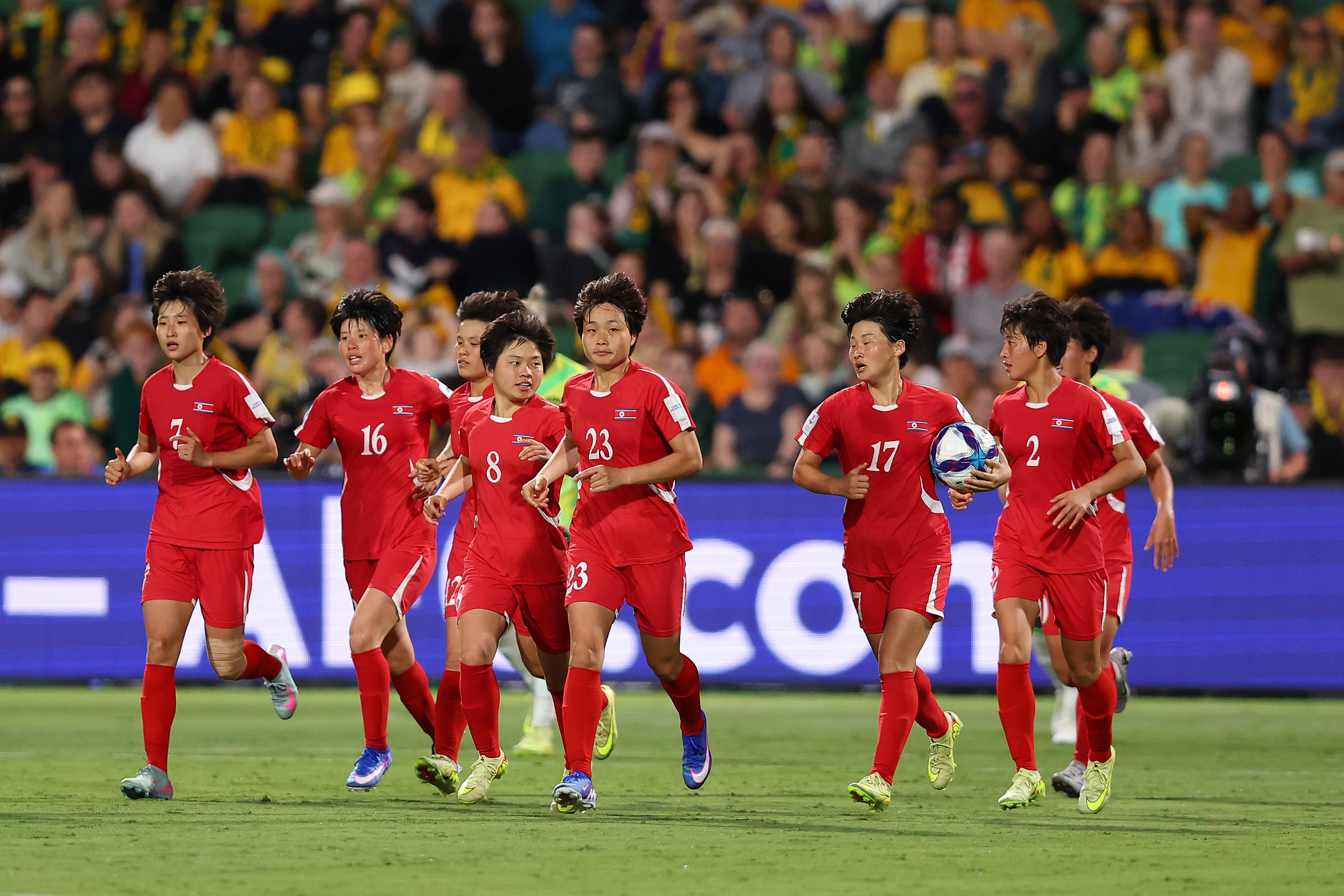 Jogadores da Coreia do Norte correm após marcar um gol