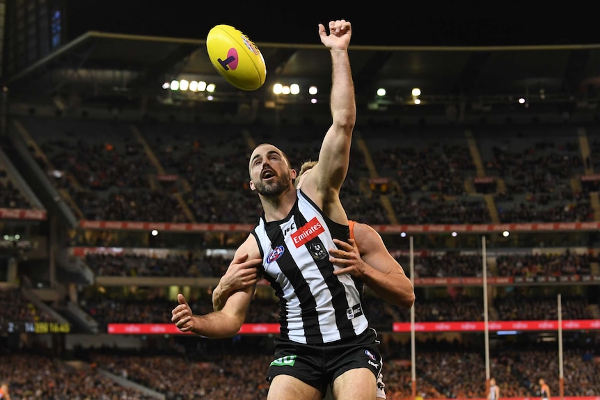 Steele Sidebottom tries to mark the ball in front of a Giants player.