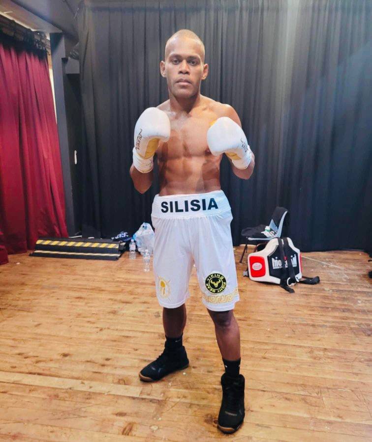 A boxer with white gloves posing