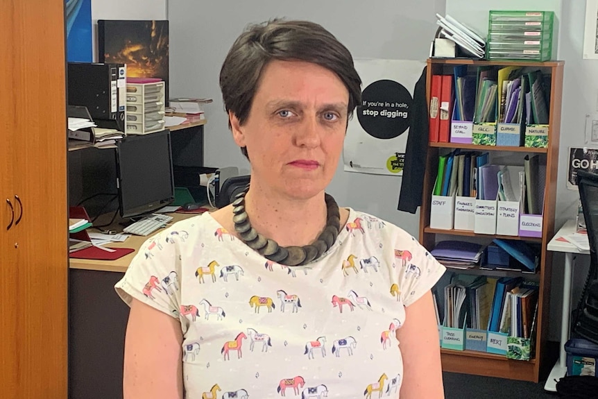 Ellen Roberts est assise dans son bureau et regarde directement la caméra.