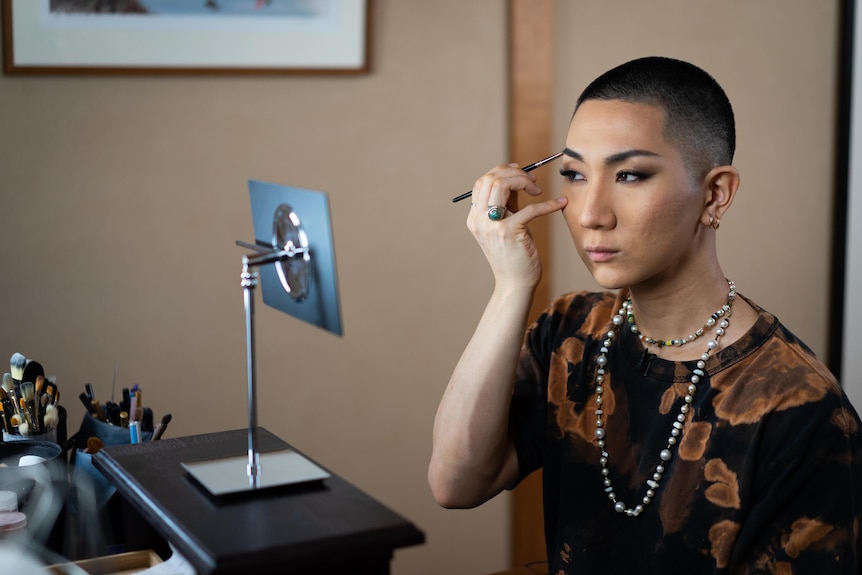 Kodo Nishimura putting on makeup