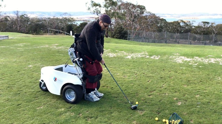 Paragolfer Steven Locke lining up a shot on a driving range