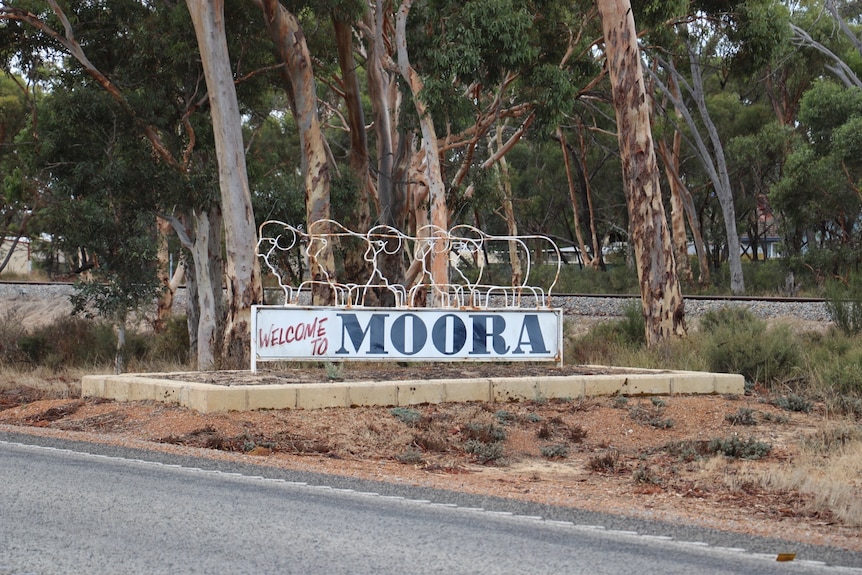A sign with some sheep that says 'welcome to Moora'