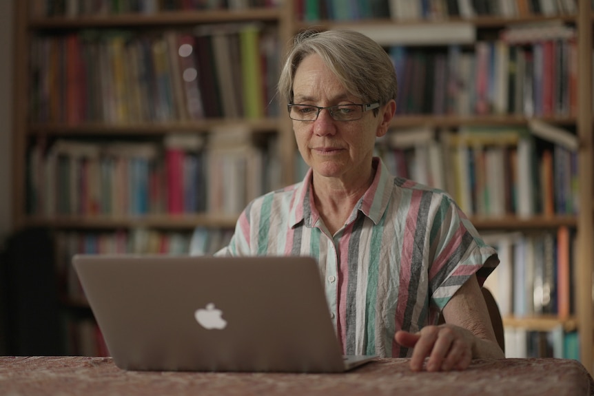 Infectious disease associate professor at University of Queensland Linda Selvey looking at a computer.