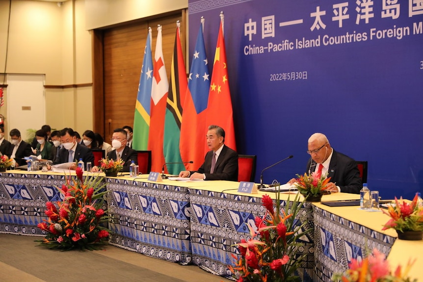 Wang Yi and Frank Bainimarama host a meeting.