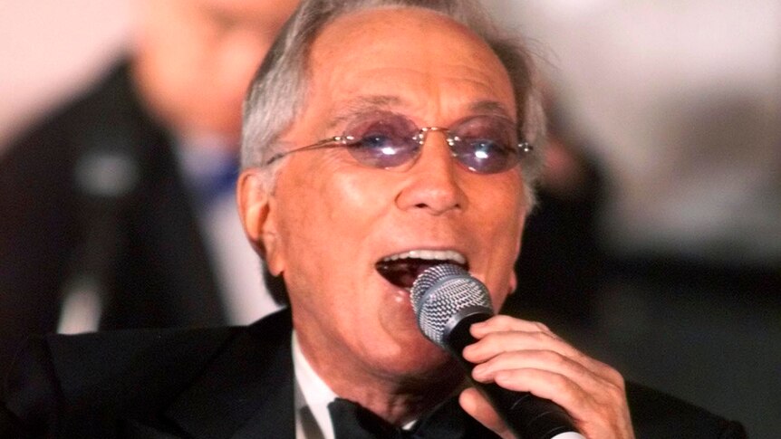 Andy Williams sings Moon River.