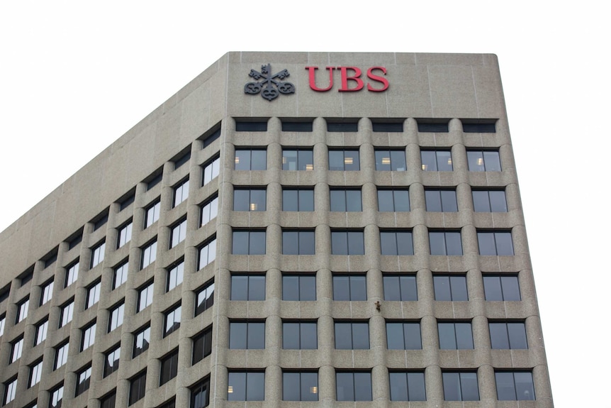 A raccoon climbs the UBS tower in Minnesota.