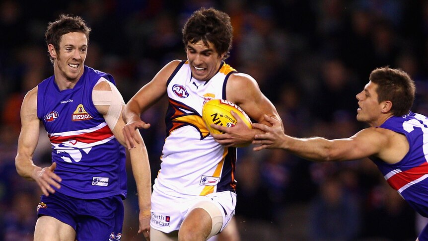 Andrew Gaff of the Eagles runs away from Bulldogs players