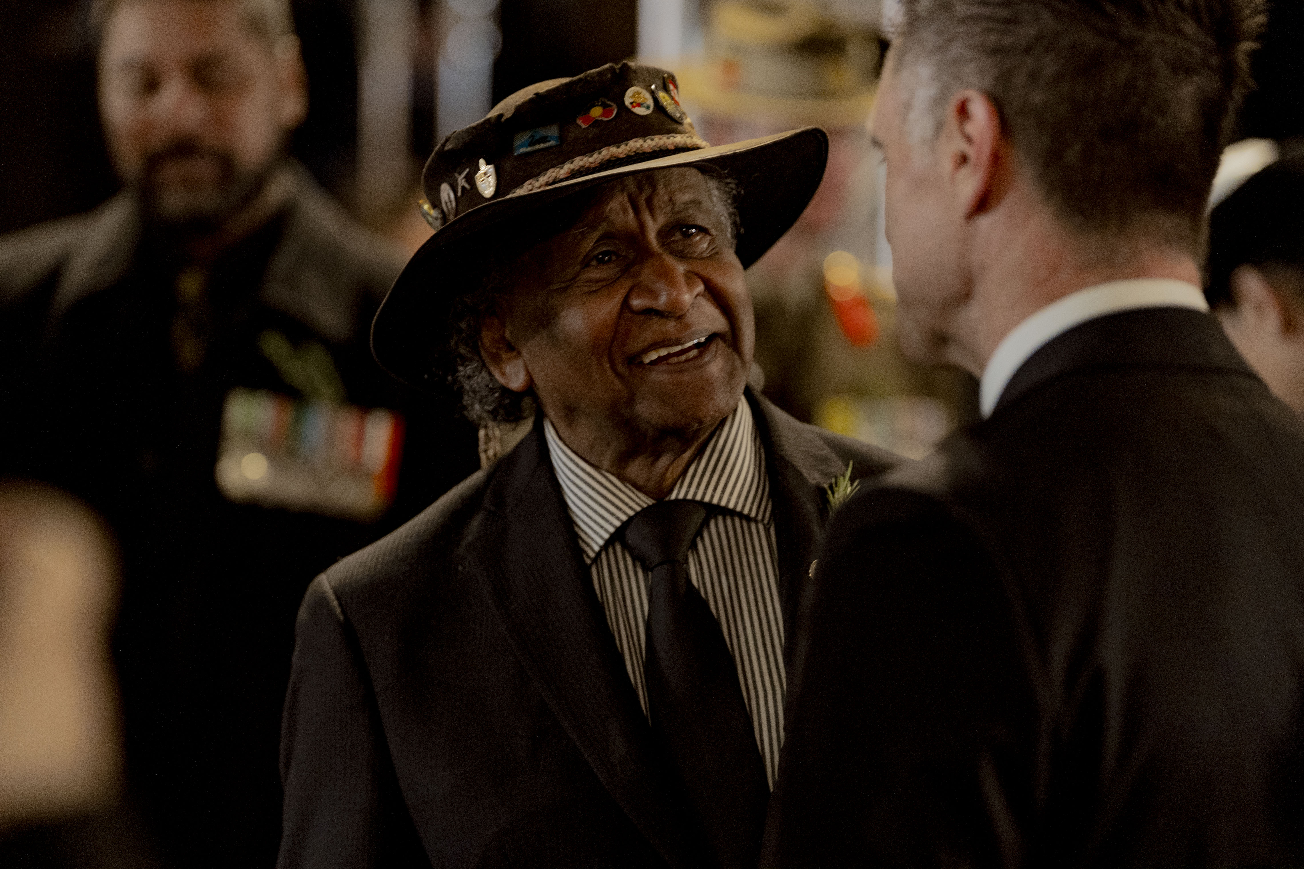 La gente se reúne para un servicio del Día de Anzac en Martin Place en Sydney.