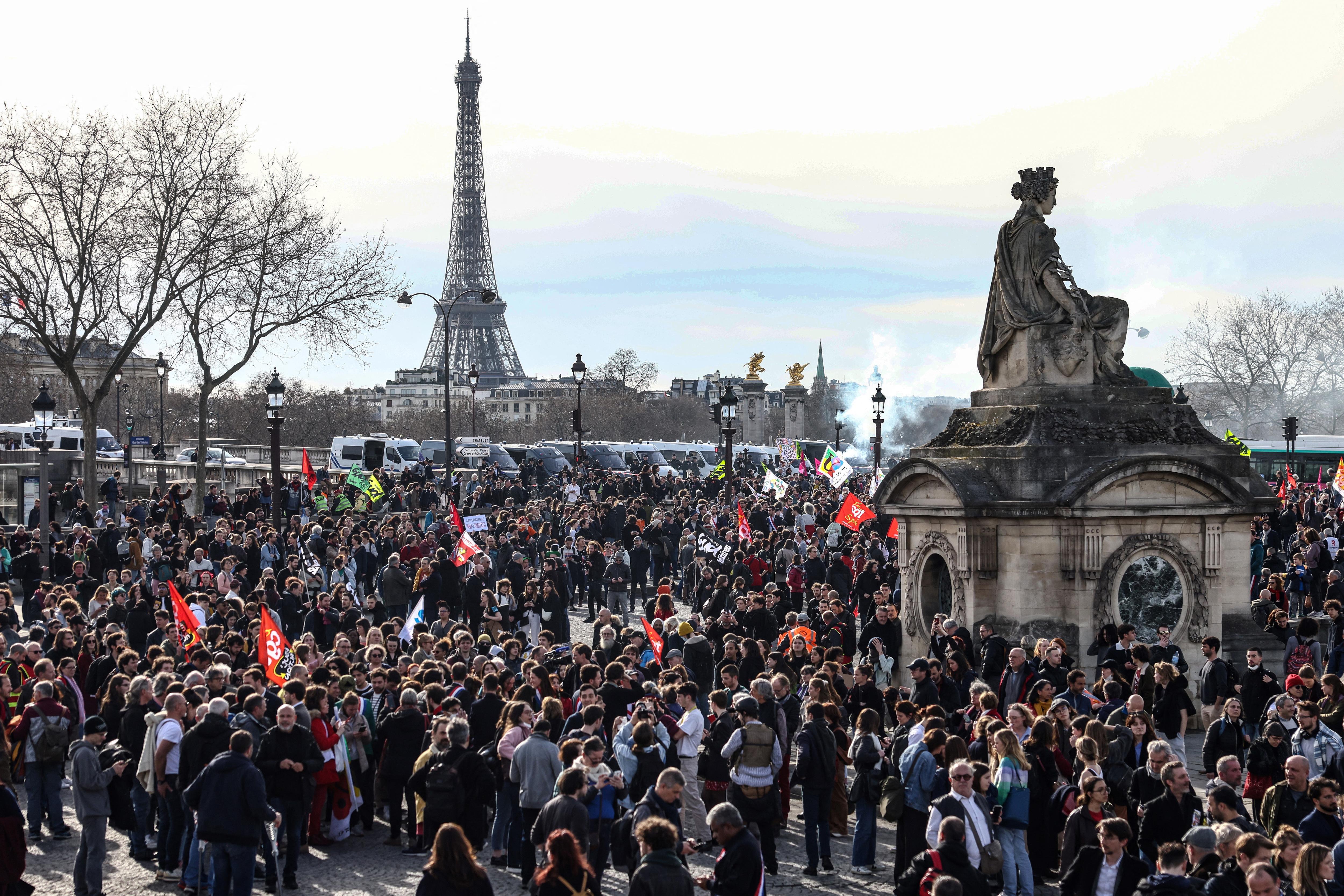 A large group of people is pictured protesting on Place de la Concorde, in the background the Eiffel tower.