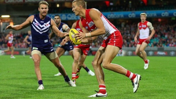 Sydney's Sam Reid looks to pass against the Dockers at the SCG.
