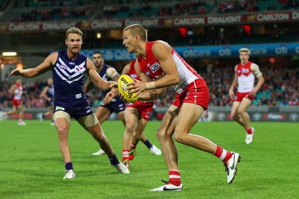 Sydney's Sam Reid looks to pass against the Dockers at the SCG.