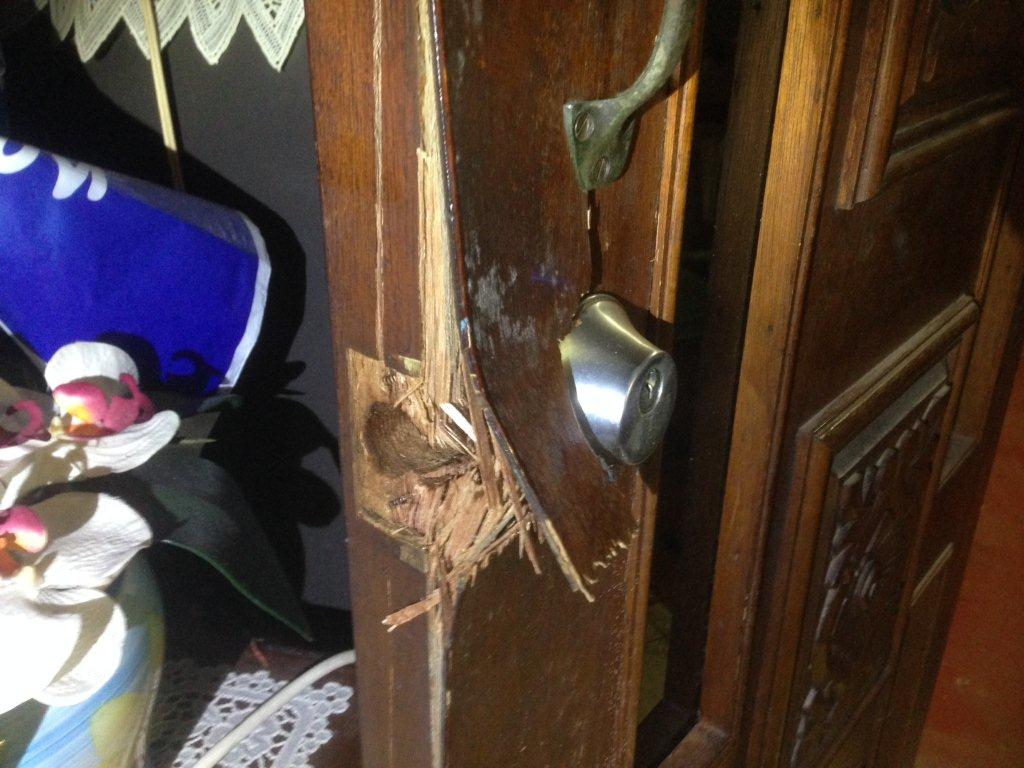 Сломанная дверь. Разбитая дверь. Дверь с ноги. Выломанная дверь в квартиру. Картонная дверь.