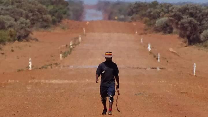 Clinton Pryor walking through Australia's outback in sweltering heat