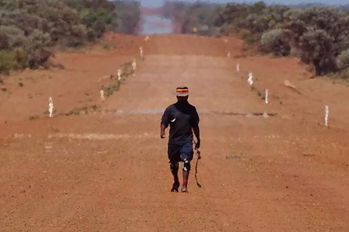 Clinton Pryor walking through Australia's outback in sweltering heat