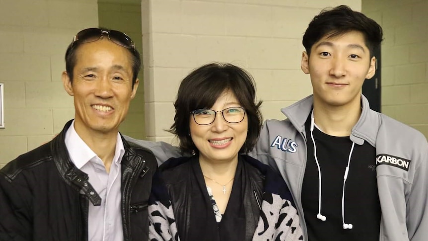 澳大利亚奥运选手安迪·郑（Andy Jung，右，音译）与他的母亲June Kang和父亲Sung Jung在一起。
