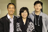 澳大利亚奥运选手安迪·郑（Andy Jung，右，音译）与他的母亲June Kang和父亲Sung Jung在一起。