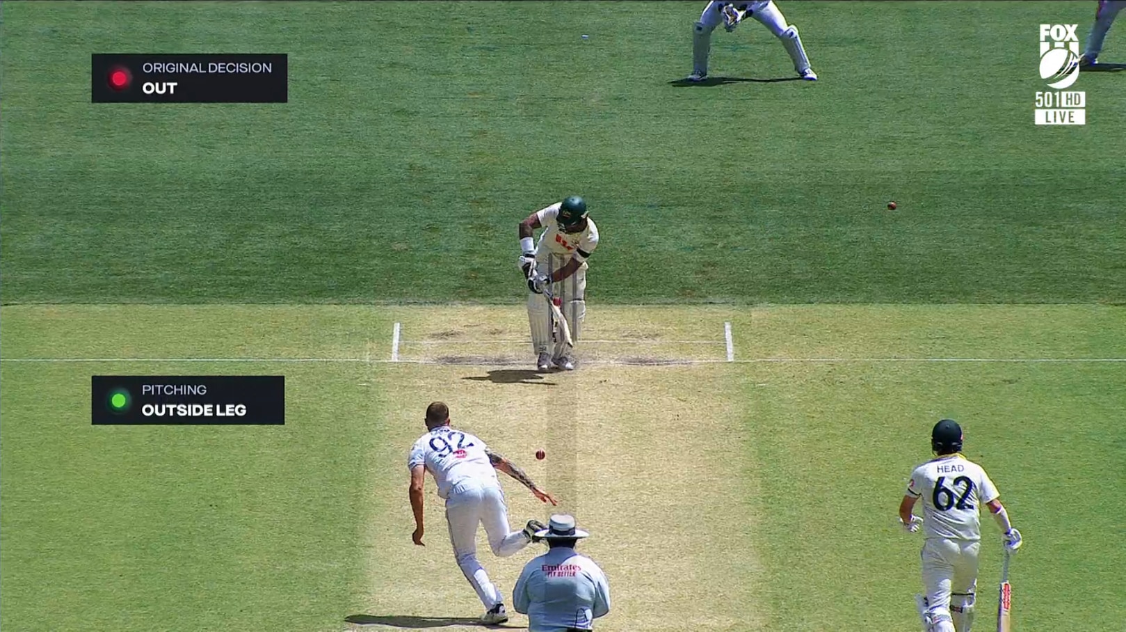 Uma captura de tela de uma bola de críquete lançada para fora do coto da perna para dispensar Jake Weatherald.