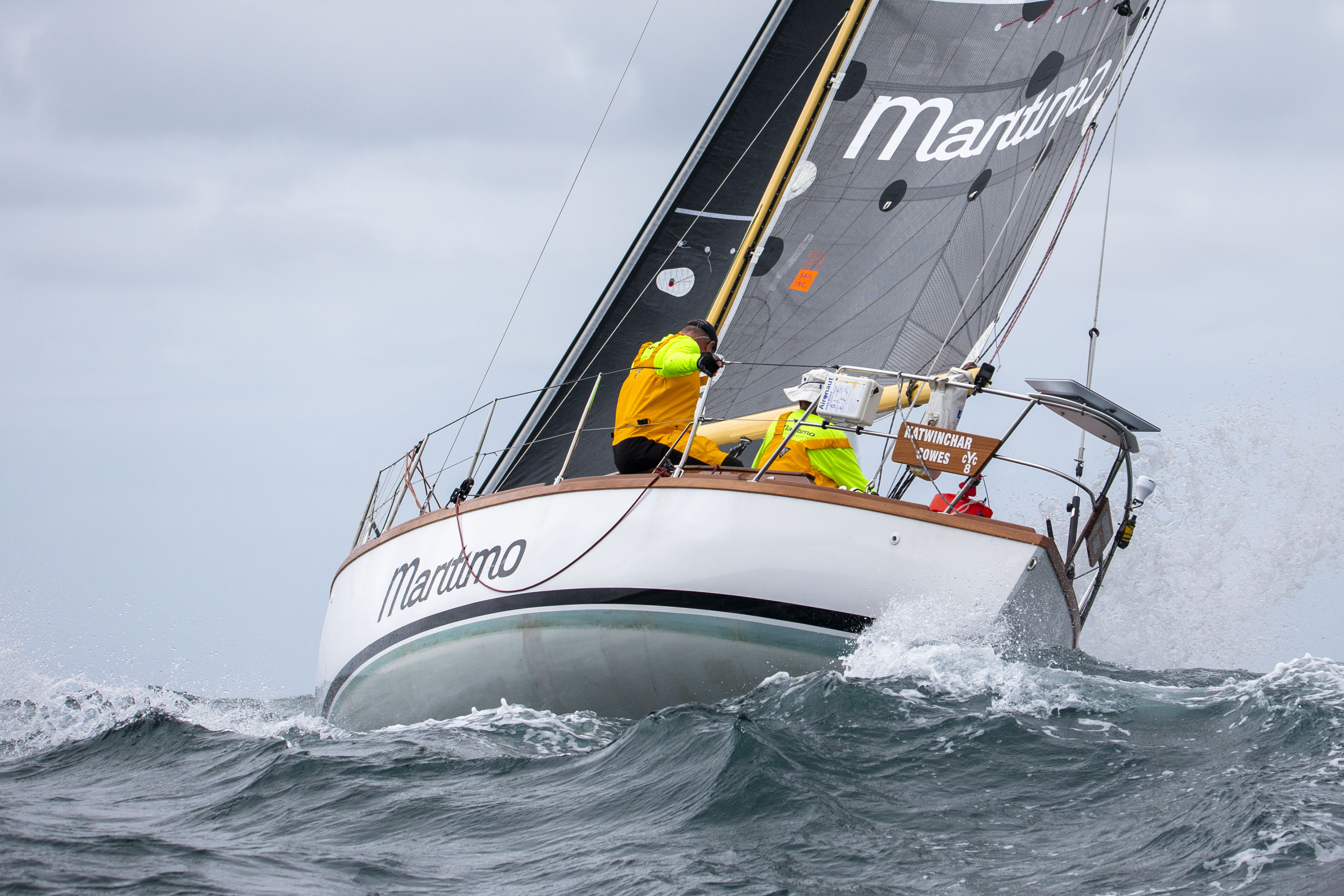 Un pequeño barco en aguas agitadas