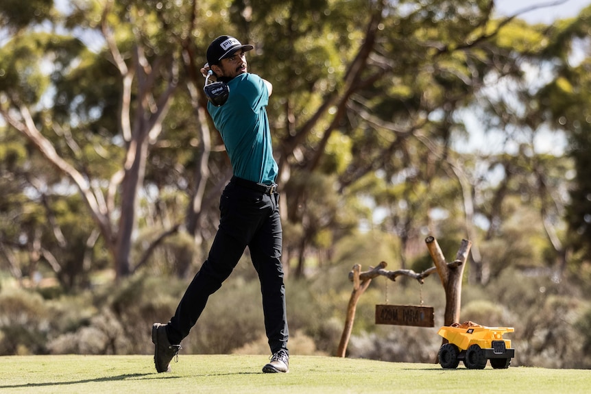 Un golfeur professionnel sort du tee.  