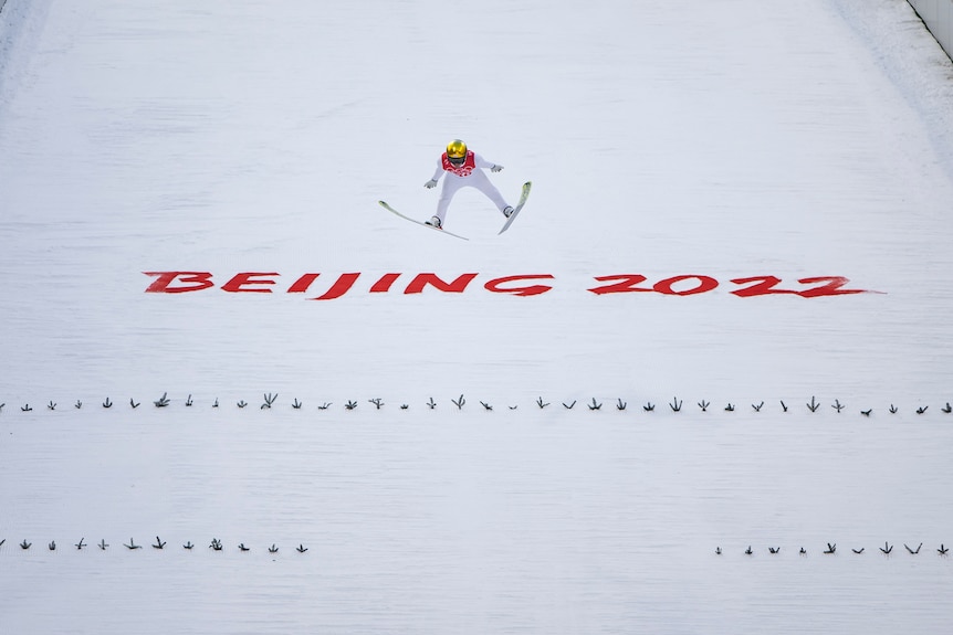 Johannes Lamparter de Austria compite durante el salto de esquí combinado nórdico masculino en los Juegos Olímpicos de Beijing