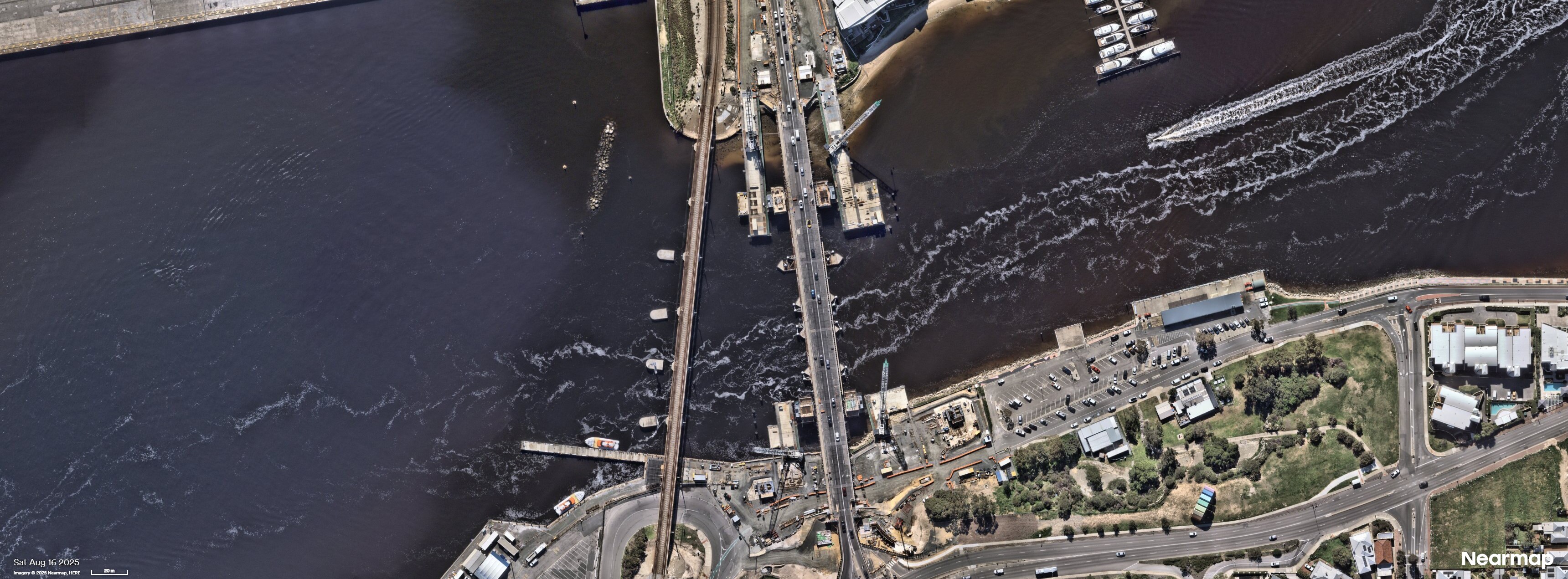 Una vista aérea del sitio del Puente de Tráfico de Fremantle en construcción