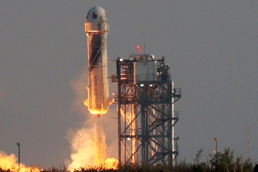 Jeff Bezos e la sua astronave, New Shepard, sono decollati nello spazio il 20 luglio 2021