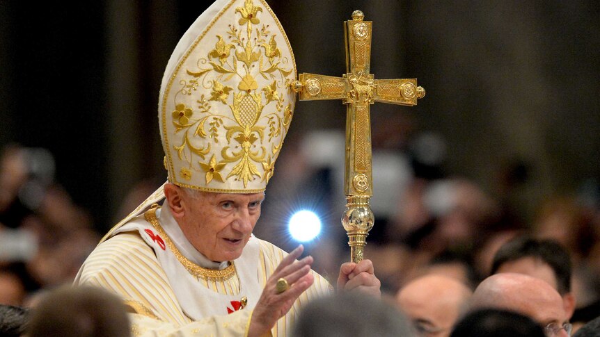 Pope Benedict arrives for Christmas midnight mass