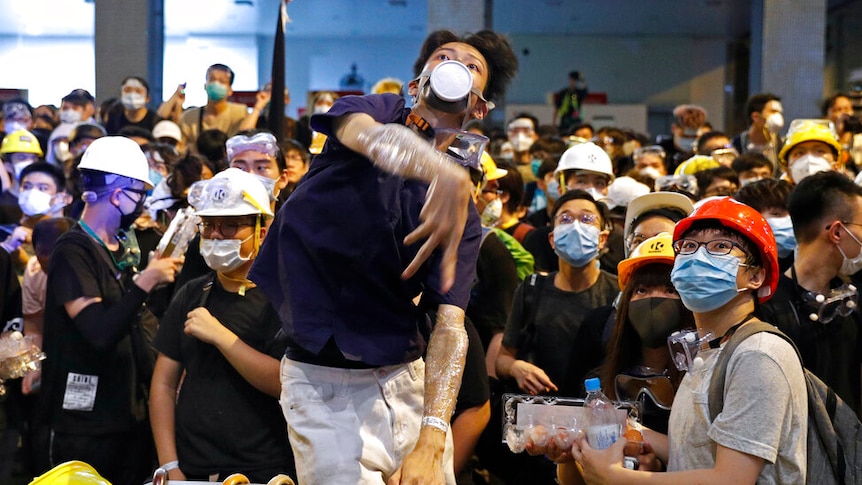 示威者向香港警察总部投掷鸡蛋
